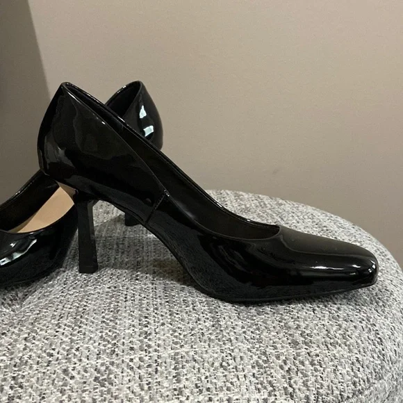 Black patent leather pumps size 1/2
